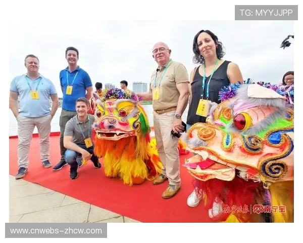 中场表演引欢呼，当地艺人亮相球场